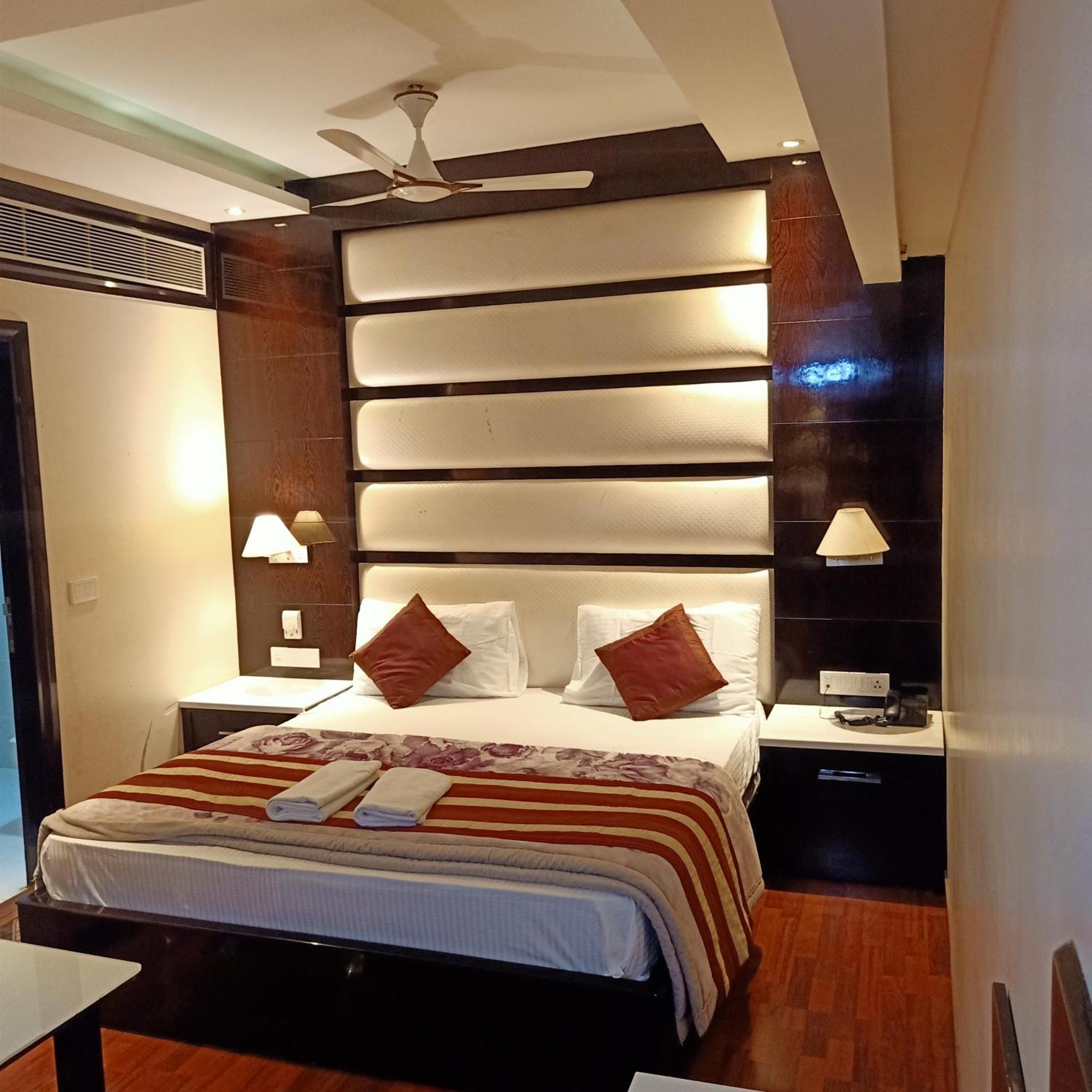 Hotel Geet Deluxe نيودلهي المظهر الخارجي الصورة