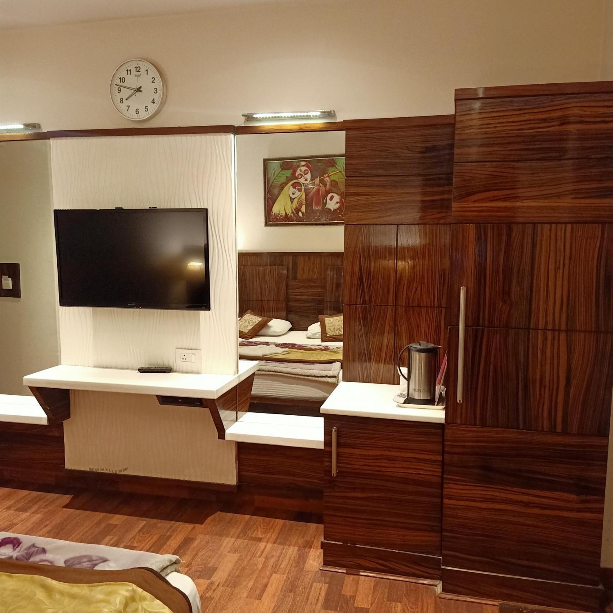 Hotel Geet Deluxe نيودلهي المظهر الخارجي الصورة